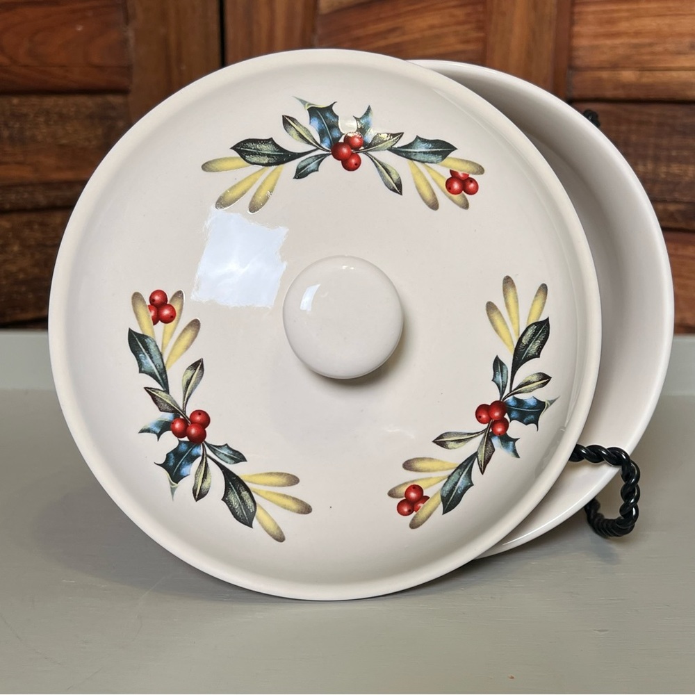 Lennox Holiday/Winter Bluebird Covered Casserole Dish. Classic style with lid ❤️